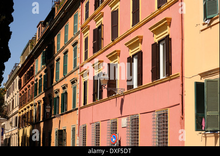 Italie, Rome, maisons colorées Banque D'Images