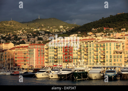 Le port de Nice ville avec un ciel gris nuageux et orageux. Banque D'Images