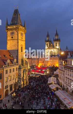 La place de la vieille ville, au crépuscule, avec l'Ancien hôtel de ville et église Notre Dame de Tyn avant, Prague Banque D'Images