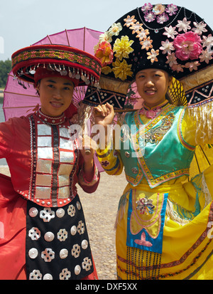 Costume traditionnel de la minorité zhuang (rouge) et le peuple de la minorité Miao (jaune) dans le sud-ouest de la Chine. Banque D'Images