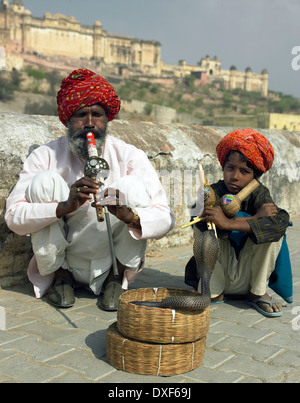 Charmeurs de serpents indiens en face de l'Amber Fort à Jaipur dans l'état du Rajasthan en Inde occidentale. Banque D'Images