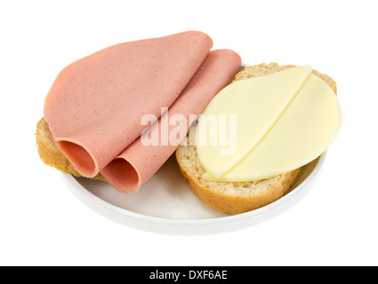 Un saucisson et fromage provolone sandwich sur pain italien dans un petit plat sur un fond blanc. Banque D'Images