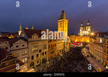 La place de la vieille ville, au crépuscule, avec l'Ancien hôtel de ville et église Notre Dame de Tyn avant, Prague Banque D'Images