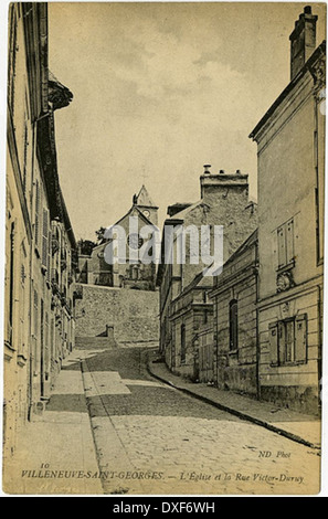 Cette photographie capture l'église et la rue Victor-Duruy à Villeneuve-Saint-Georges, une banlieue parisienne. L'image reflète le paysage urbain et l'architecture de la région à la fin du XIXe siècle. Banque D'Images