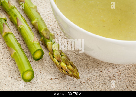 Un bol de soupe avec la crème d'asperges asperges vertes Banque D'Images