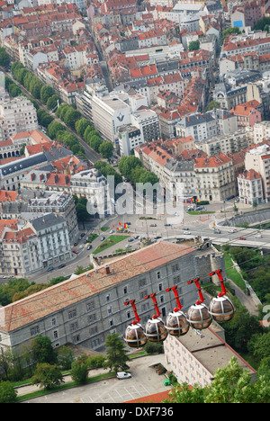 Vue de Grenoble avec les cable cars 'Les Bulles' Banque D'Images