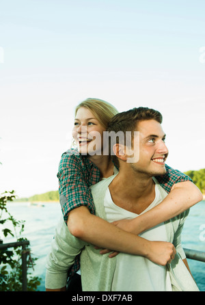 Young Man giving Woman Piggyback Ride, Mannheim, Baden-Wurttermberg, Allemagne Banque D'Images