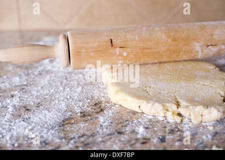 Pâte fraîche, préparé pour le remplissage par un rouleau à pâtisserie Banque D'Images