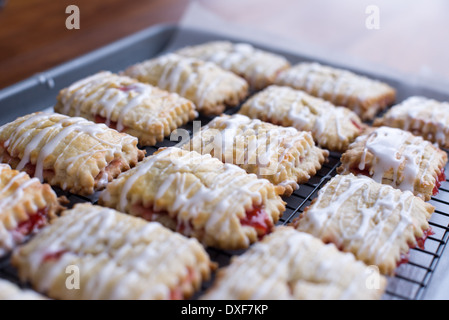 La rhubarbe fraise Desserts tarte sur une grille de refroidissement Banque D'Images