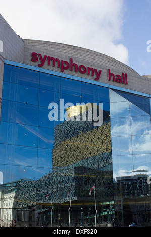 Symphony Hall Birmingham avec reflet de nouvelle bibliothèque et union jack flag Banque D'Images