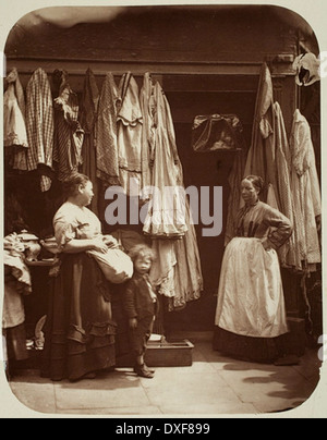 Un vieux vêtements' Shop, Seven Dials Banque D'Images