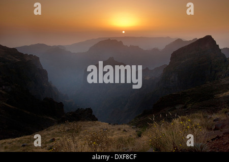 Coucher du soleil vu du Pico do Arieiro - île portugaise de Madère Banque D'Images