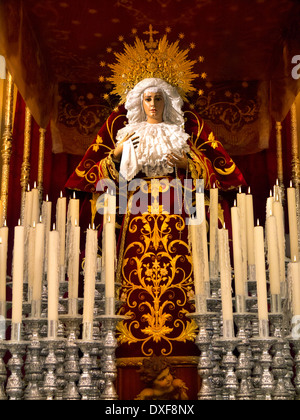 Statue de Madonna, la Vierge Marie dans la Semana Santa Museum de la ville de Torrevieja sur la Costa Blanca en Espagne. Banque D'Images