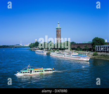 Ferry et bateaux de croisières sur le Rhin Cologne Allemagne Banque D'Images