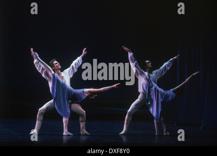 La scène de danse de l'opéra de Stockholm par Jiri Kylian Sinfonietta Banque D'Images