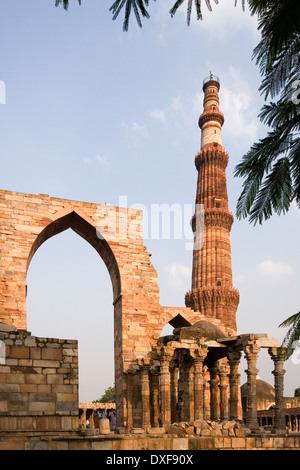 Qutb Minar (Tour de la Victoire) à la Quwwat-ul-Islam mosquée dans le parc archéologique (dépêche écrite à Delhi en Inde Banque D'Images