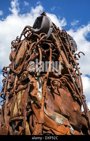 Comprimé et Twisted Metal DE LA PREMIÈRE GUERRE MONDIALE, des vestiges comme les fusils, les casques bleus, près de la tour de l'Yser / IJzertoren, Diksmuide / Dixmude, Belgique Banque D'Images