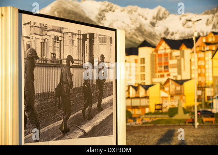 Un monument commémoratif de guerre photographique pour les soldats argentins tombés du conflit des Falklands à Ushuaia, Argentine, Amérique du Sud. Banque D'Images