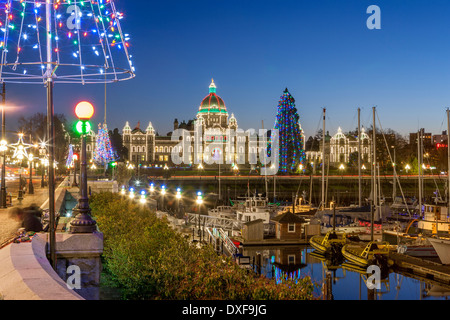 Des édifices législatifs illuminée pour Noël au crépuscule-Victoria, Colombie-Britannique, Canada. Banque D'Images