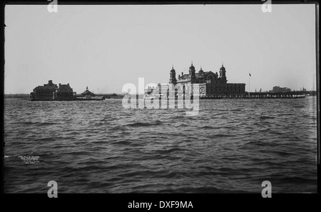 Cette photographie historique d'Ellis Island illustre son rôle de porte d'entrée pour des millions d'immigrants entrant aux États-Unis à la fin du XIXe siècle et au début du XXe siècle. Ellis Island a servi de centre de traitement pour les nouveaux arrivants cherchant une nouvelle vie en Amérique. Banque D'Images