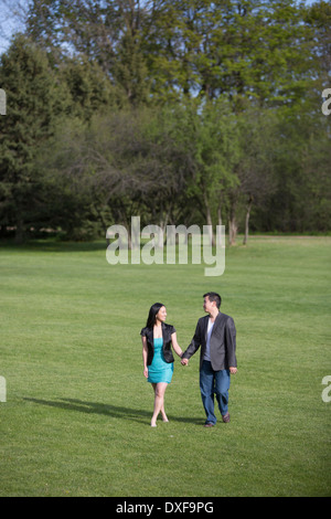 Couple Walking and Holding Hands, Toronto, Ontario, Canada Banque D'Images