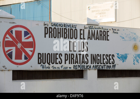 Un signe à Ushuaia sur les Argentins croyances sur les îles Malouines veing illégalement occupé par les Britanniques, Banque D'Images