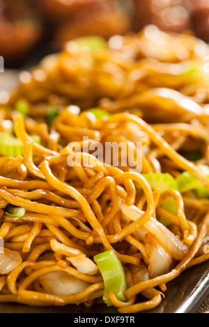 Asian nouilles chow mein aux légumes et baguettes Banque D'Images