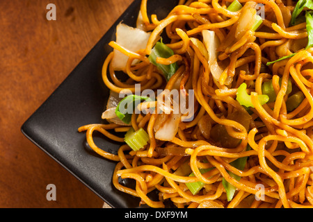 Asian nouilles chow mein aux légumes et baguettes Banque D'Images