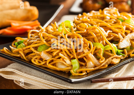 Asian nouilles chow mein aux légumes et baguettes Banque D'Images