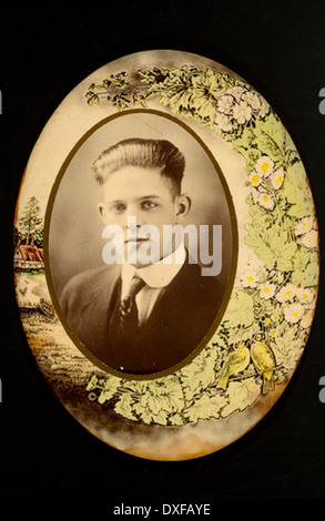 Cette photographie vintage montre un homme vêtu d’un costume, reflétant la mode et les normes sociétales du début au milieu du XXe siècle. Banque D'Images