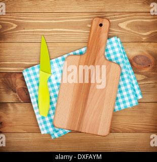 Planche à découper et couteau sur une serviette de table en bois cuisine sur l'arrière-plan Banque D'Images
