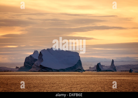 Icebergs et soleil de minuit en Scoresbysund au Groenland de l'Est Banque D'Images