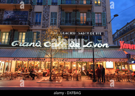 Le Grand Café de Lyon sur l'Avenue Jean Medecin à Nice ville la nuit Banque D'Images