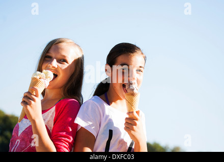 Girls eating ice cream cones, Lampertheim, Hesse, Allemagne Banque D'Images