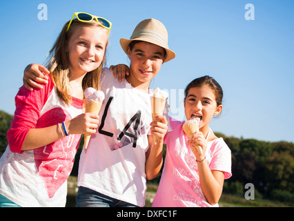 Girls eating ice cream cones, Lampertheim, Hesse, Allemagne Banque D'Images