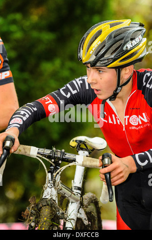 Concurrent dans Raphaël Super Cross cyclo-cross à Broughton Hall près de Skipton North Yorkshire Angleterre Banque D'Images