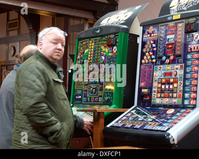 Deux hauts homme sur une machine à sous dans le pub UK Banque D'Images