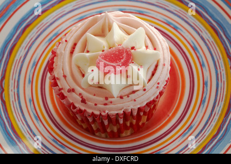 Fraises et crème cupcake sur plaque à rayures Banque D'Images