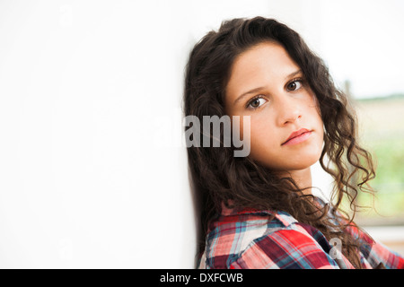 Portrait of teenage girl, looking at camera, Allemagne Banque D'Images