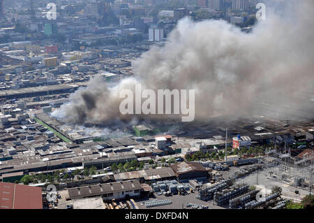 Guatemala City, Guatemala. Mar 25, 2014. Image fournie par le Guatemala, coordonnateur national pour la réduction des catastrophes (CONRED, pour son sigle en espagnol) montre une épaisse colonne de fumée s'élève de la Terminal Market où un incendie se produit dans la ville de Guatemala, capitale du Guatemala, le 25 mars 2014. Le feu a consommé plus de 100 locaux dans le marché, selon la presse locale. Crédit : la CONRED/Xinhua/Alamy Live News Banque D'Images