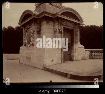 Cette photographie historique capture Socle place de la Concorde, une place publique remarquable de Paris, connue pour sa riche importance culturelle et historique. Banque D'Images