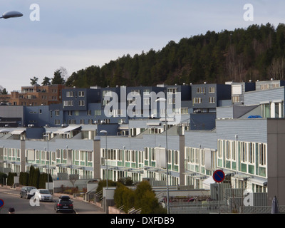 Street dans la banlieue de Oslo Norvège, rangées de maisons contemporaines pour les familles modernes Banque D'Images