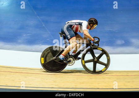 Championr olympique Jason Kenny racing en série révolution rencontrez au vélodrome de Manchester ou Centre National de cyclisme Banque D'Images