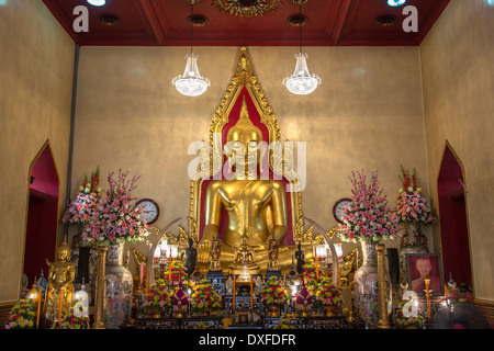 Le 13e siècle au sein de Bouddha en or massif Wat Traimit dans le quartier chinois de Bangkok en Thaïlande. Banque D'Images
