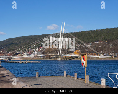 Drammen Norvège, la rivière, Drammenselva, l'Ypsilon populaires pont pour piétons et gagnant du Prix européen de l'acier des ponts Banque D'Images