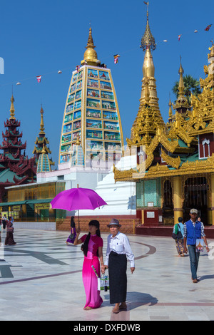 Temples de la pagode Shwedagon, complexe intitulé officiellement Zedi Shwedagon Daw, dans la ville de Yangon au Myanmar (Birmanie). Banque D'Images