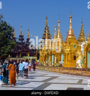 Temples de la pagode Shwedagon, complexe intitulé officiellement Zedi Shwedagon Daw, dans la ville de Yangon au Myanmar (Birmanie). Banque D'Images