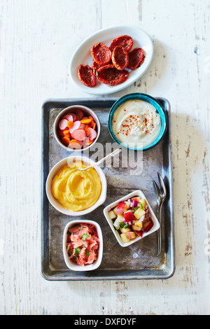 Variété de condiments dans de petits bols sur le plateau métallique, studio shot Banque D'Images