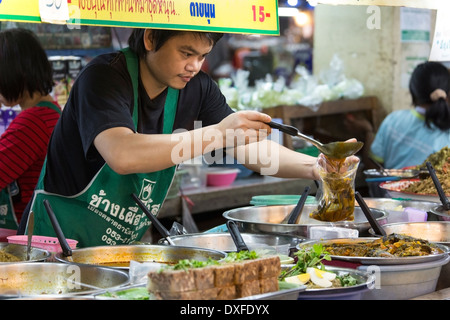 Marché alimentaire Thanin à Chiang Mai dans le nord de la Thaïlande. Banque D'Images
