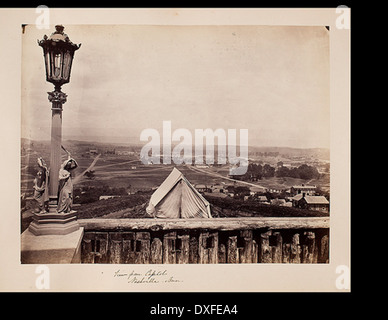 Une photographie vintage de la vue depuis le Capitole à Nashville, Tennessee. L’image capture le paysage et les éléments architecturaux de la ville d’un point de vue historique, offrant un aperçu du développement de Nashville au cours d’une époque passée. Banque D'Images